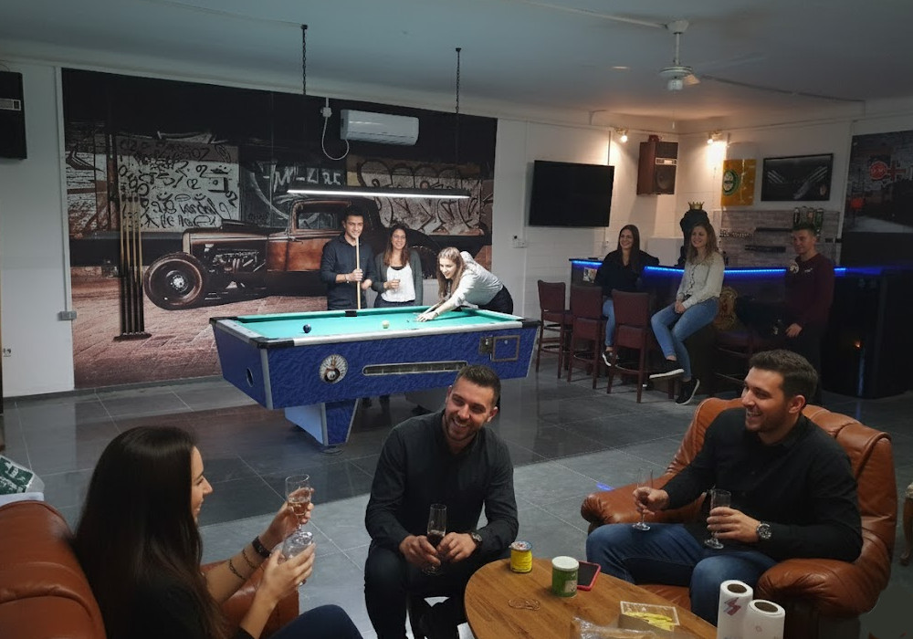 klubovna_kladky_kulecnik_kladky